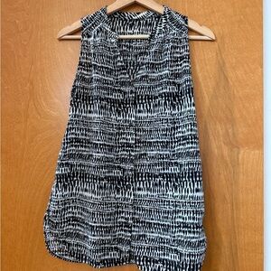 H&M Black and White Sleeveless V-Neck Patterned Blouse